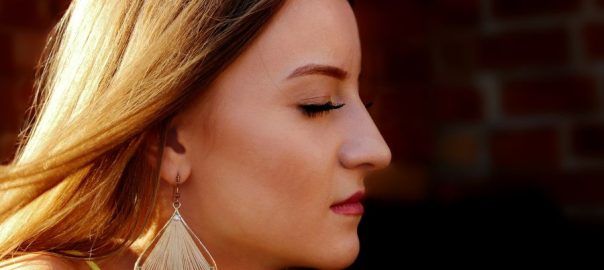 Jak dopasować kolczyki do kształtu twarzy?