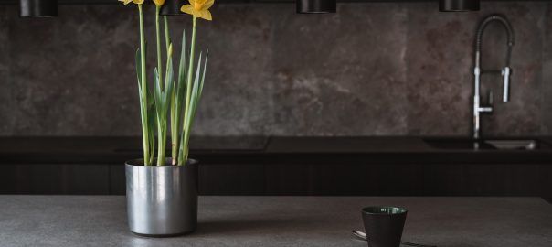 Zalety i wady wyboru naturalnych blatów z kamienia naturalnego.